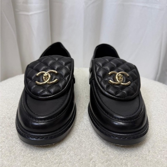 CHANEL INTERLOCKING CC LOGO LAMBSKIN LOAFERS SZ 36 - Picture 2 of 10